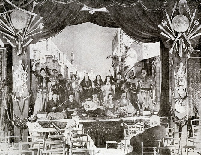 گروهی از بازیگران تاتر ایرانی در غرفه ایران در نمایشگاه بین المللی در سال 1900